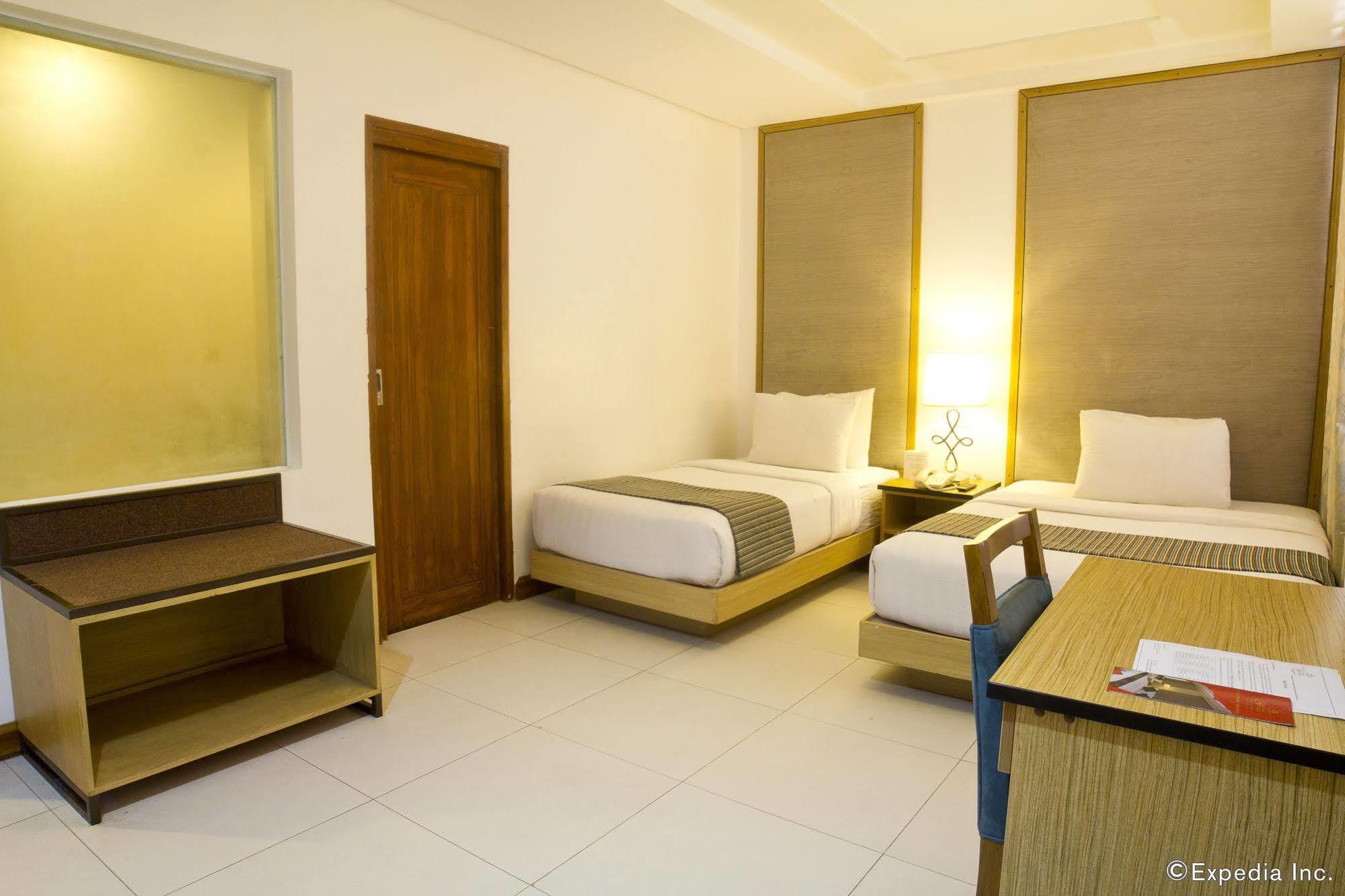 Crown Regency Courtyard Resort Balabag  Exteriér fotografie